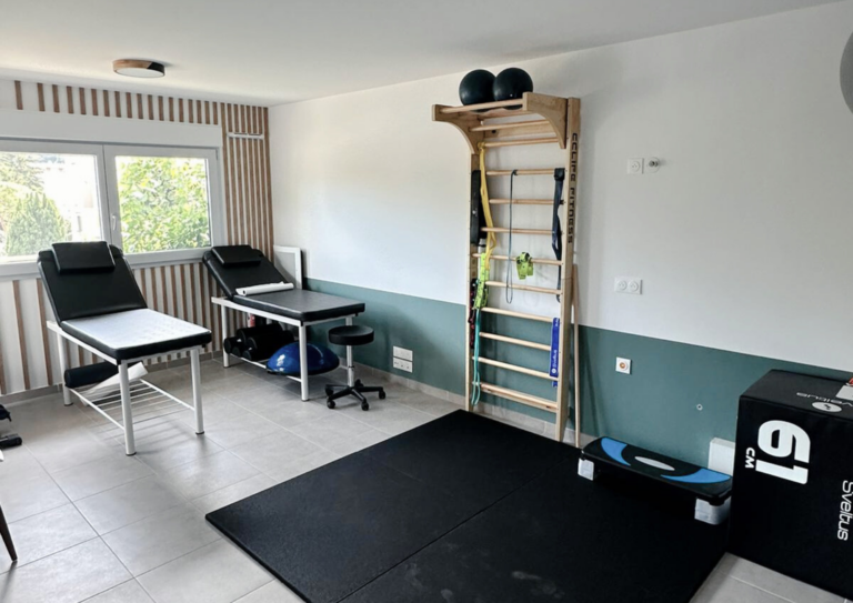 Salle de gym de cabinet de kinésithérapie moderne avec déco en matières naturelles et tons Terracotta et Olive, offrant une atmosphère chaleureuse et accueillante pour les patients.