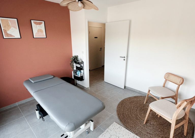 Salle de soin de cabinet de kinésithérapie moderne avec déco en matières naturelles et tons Terracotta et Olive, offrant une atmosphère chaleureuse et accueillante pour les patients.